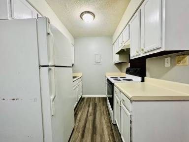 Main picture of 925 Shallowford Rd
