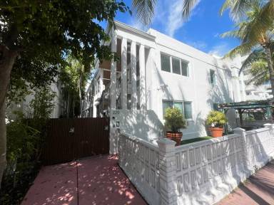 Main picture of 220 Collins Ave
