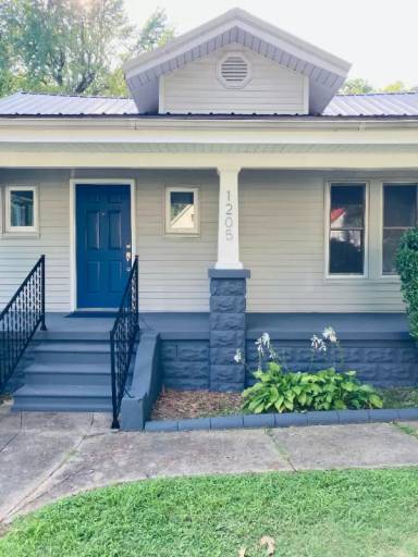 Main picture of 1205 Salem St
