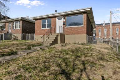 Main picture of 905 Russell Blvd