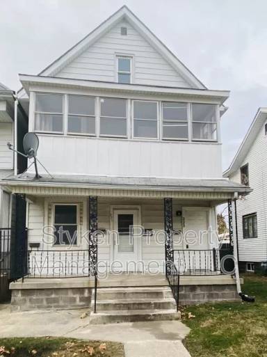 Main picture of 221 N Washington Ave