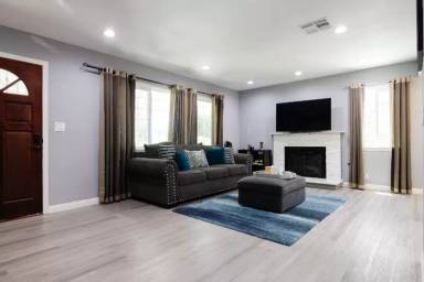 Main picture of 183 W Woodbury Rd