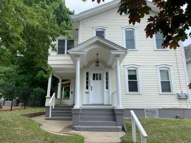 Main picture of 223 E 9th St