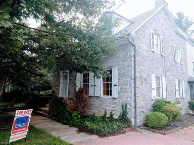 Main picture of 2 N River St