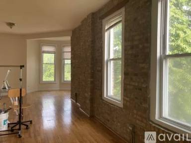 Main picture of 2056 N Damen Ave