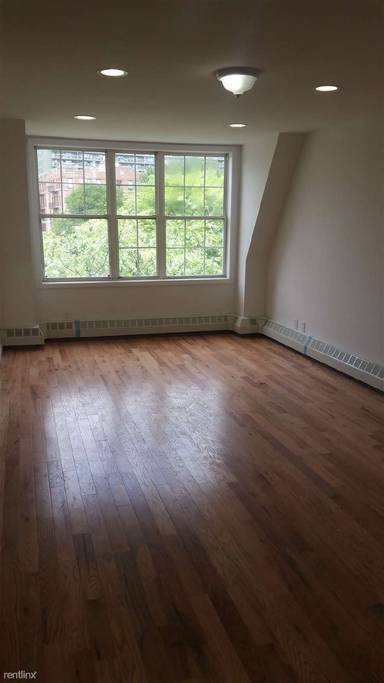 Main picture of 1090 woodycrest
