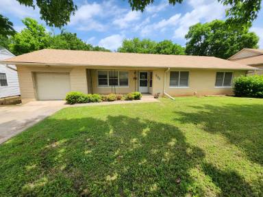 Main picture of 608 W Kings Rd