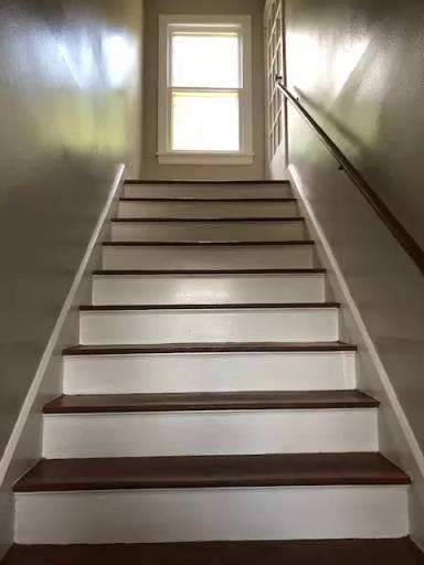 Main picture of 902 E 43rd St