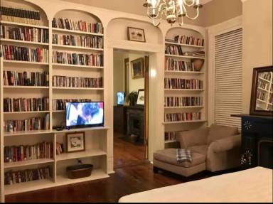 Main picture of 123 W Gwinnett St