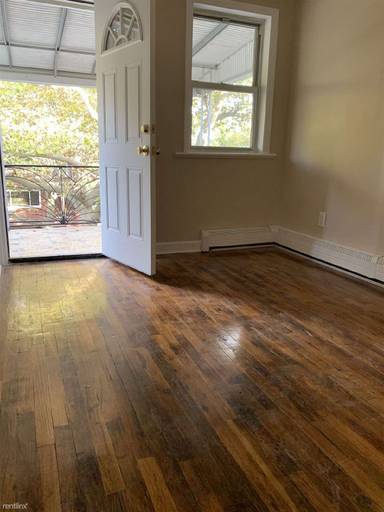 Main picture of 1040 E 59th St
