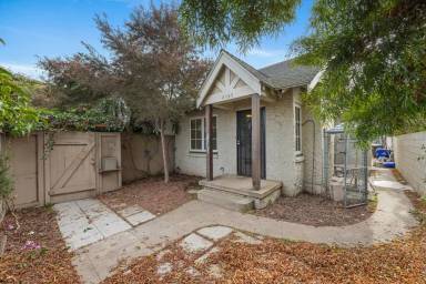 Main picture of 4747 Voltaire St