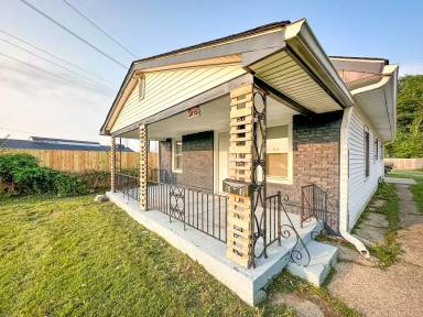 Main picture of 2045 N Parker Ave