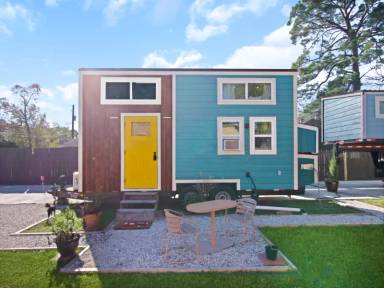 Main picture of 7917 Roswell St
