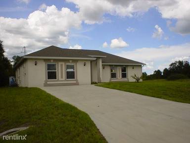 Main picture of 952 Lakeside Dr