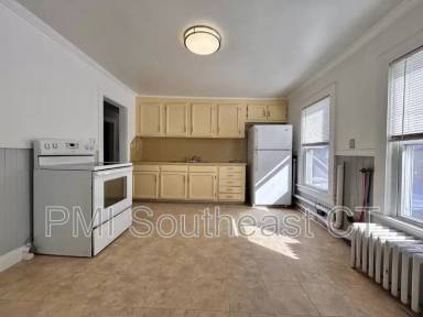 Main picture of 484 Pleasant St