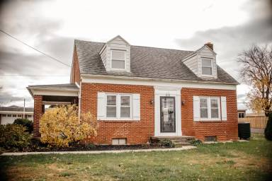 Main picture of 870 E Main St
