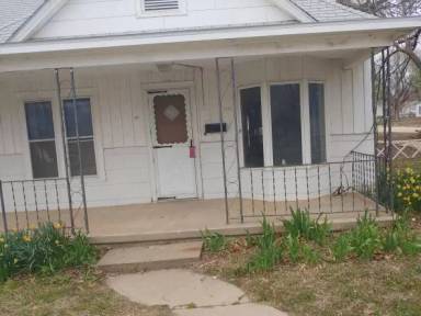 Main picture of 202 W G Ave