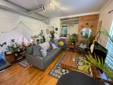 Main picture of 817 1/2 S Front St