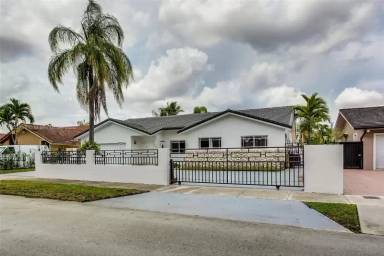 Main picture of 20 NW 135th Ave