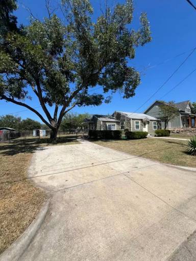 Main picture of 506 W Ball St