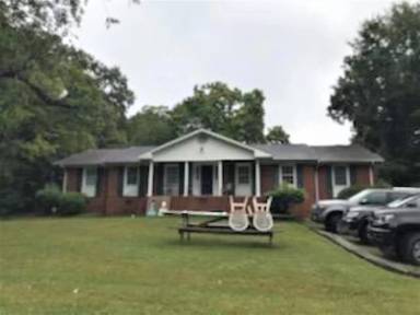 Main picture of 323 Lindsey St