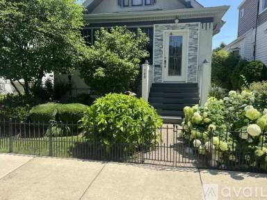 Main picture of 740 S Grove Ave