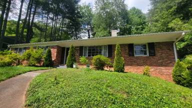 Main picture of 1 Clearbrook Rd