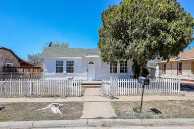 Main picture of 806 S Louisiana St