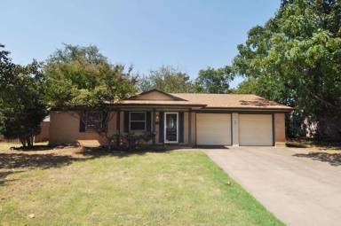 Main picture of 903 N Ector Dr