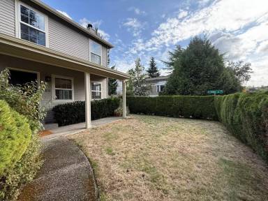 Main picture of 300 32nd Ave