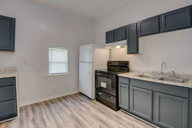 Main picture of 1400-1418 Maple St