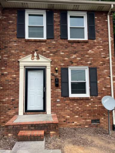 Main picture of 901 E Main St