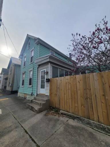 Main picture of 160 E Garfield St