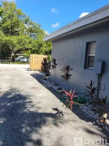 Main picture of 400 SW 7th St