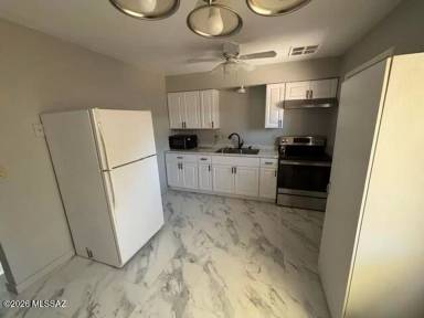Main picture of 2757 N Fair Oaks Ave