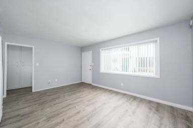 Main picture of 5057 Narragansett Ave