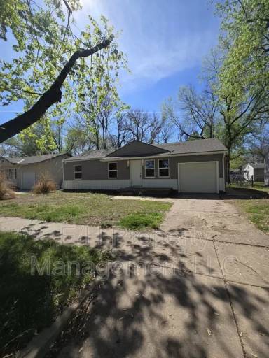 Main picture of 1121 E Luther St