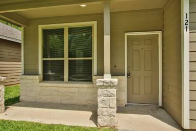 Main picture of 121 Navajo St