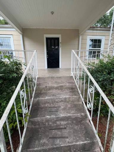 Main picture of 917 Jefferson Ave