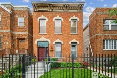 Main picture of 2220 W Jackson Blvd