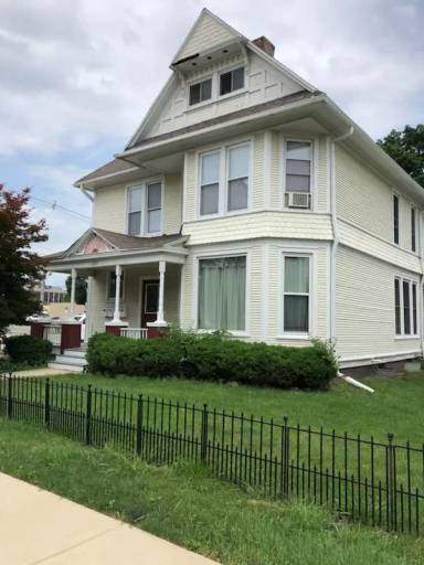 Main picture of 302 S State St