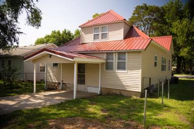 Main picture of 204 W Pleasant St