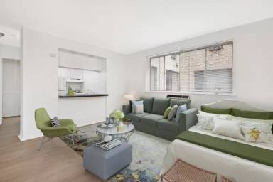 Main picture of 3323 W Melrose