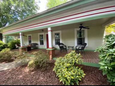 Main picture of 204 N Dixon Ave