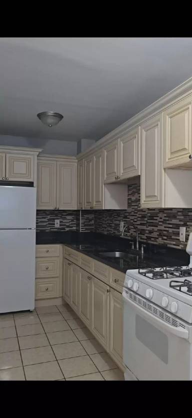 Main picture of 176 Lafayette St