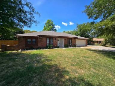 Main picture of 204 Redwood Cir