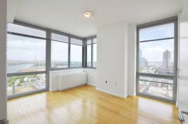 Main picture of 15 Center Blvd Lic