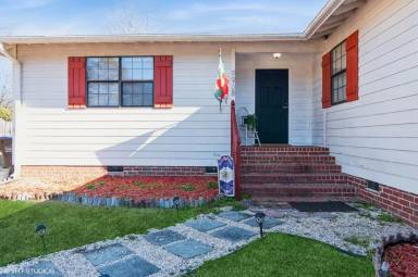 Main picture of 9938 Sandra Ln