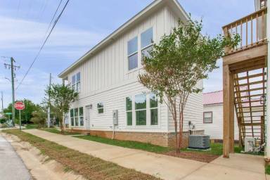 Main picture of 923 W Belmont St