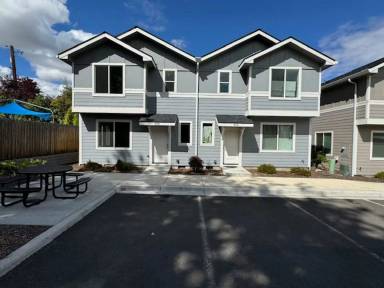 Main picture of 404 Oak St